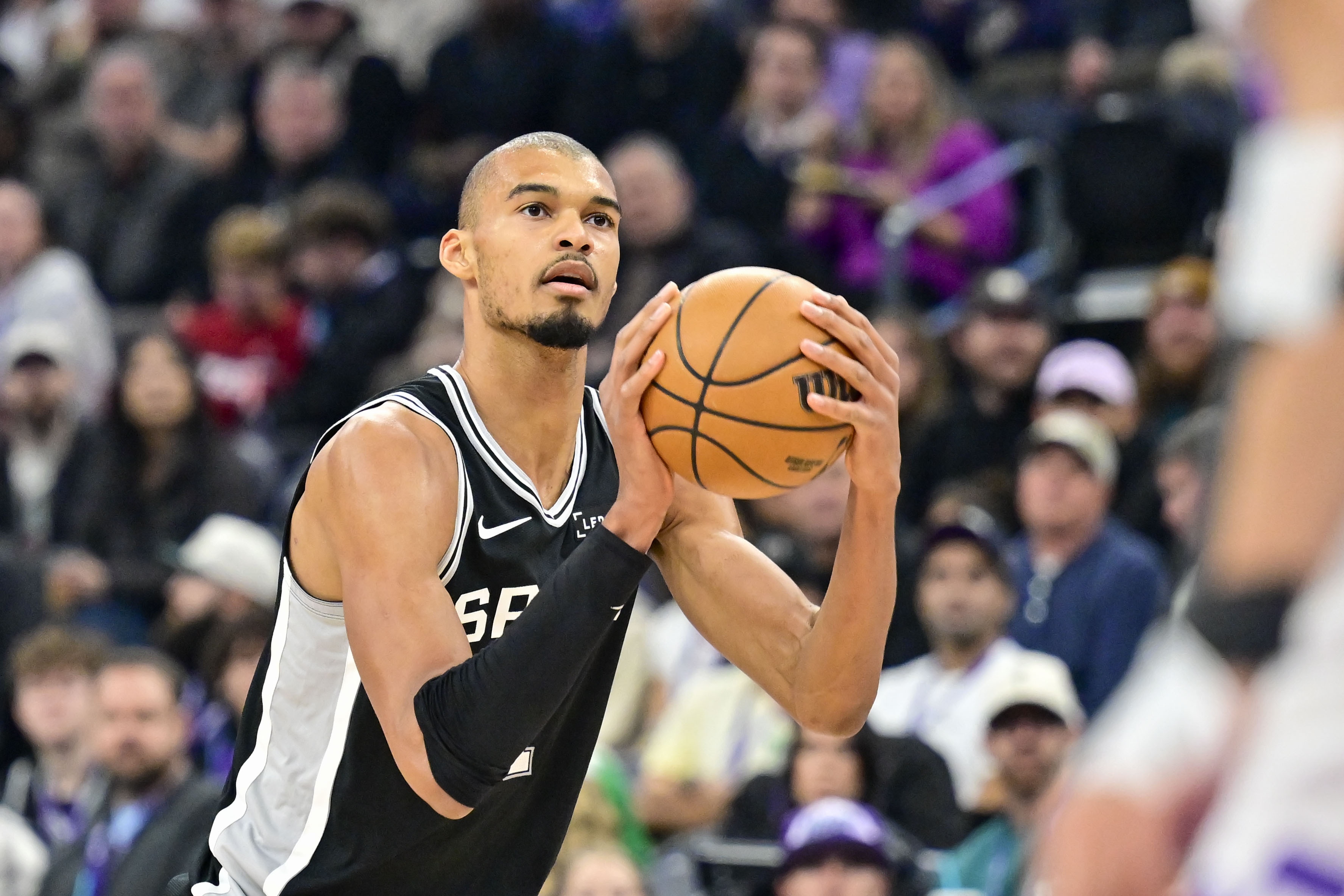 开云娱乐app安全登录-外线没开！文班亚马半场三分球4中0拿到8分8板2帽